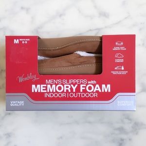NWT. Wembley Men's Slippers with Memory Foam (Indoor/Outdoor).
